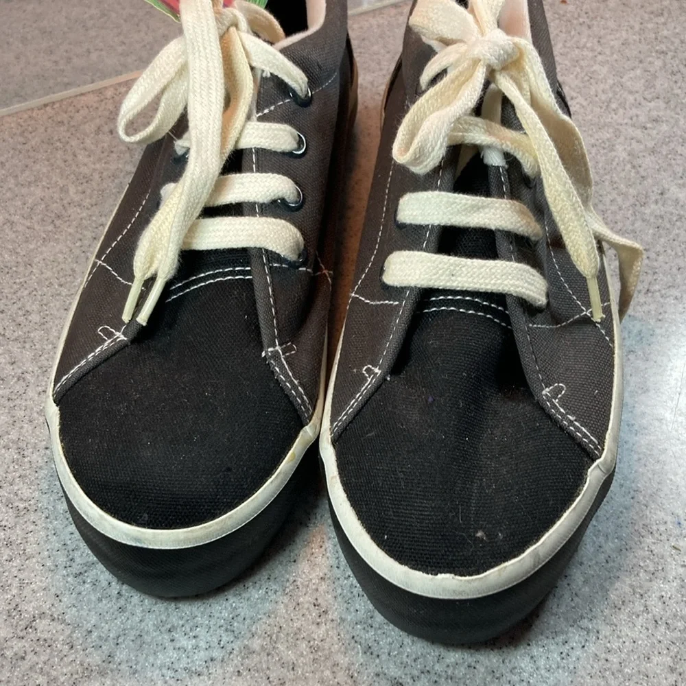 00’s Eastside gray and black‎ canvas tennis shoes size 7. NWT box 10